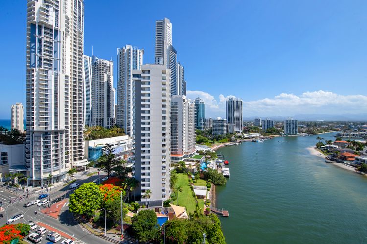 Large Waterfront Apartment in Surfers Paradise
