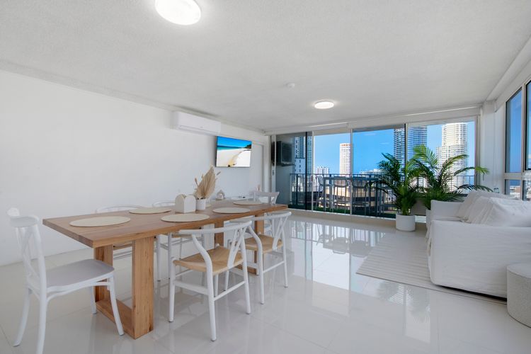 Large Waterfront Apartment in Surfers Paradise