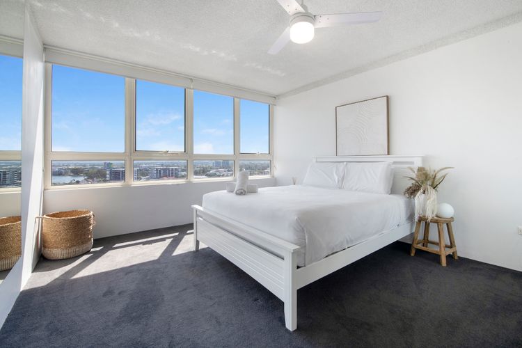 Large Waterfront Apartment in Surfers Paradise