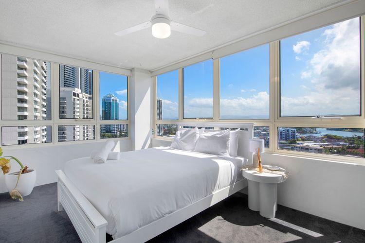 Large Waterfront Apartment in Surfers Paradise