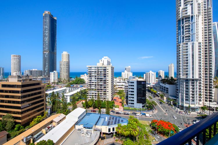 Large Waterfront Apartment in Surfers Paradise