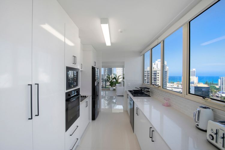 Large Waterfront Apartment in Surfers Paradise