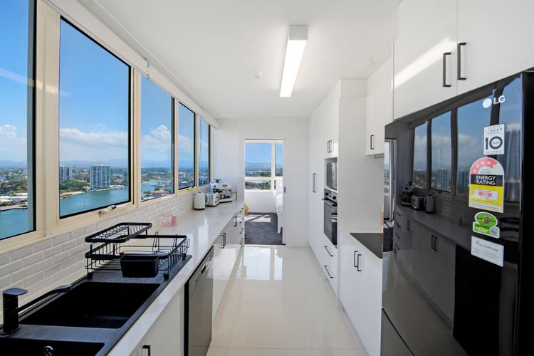 Large Waterfront Apartment in Surfers Paradise
