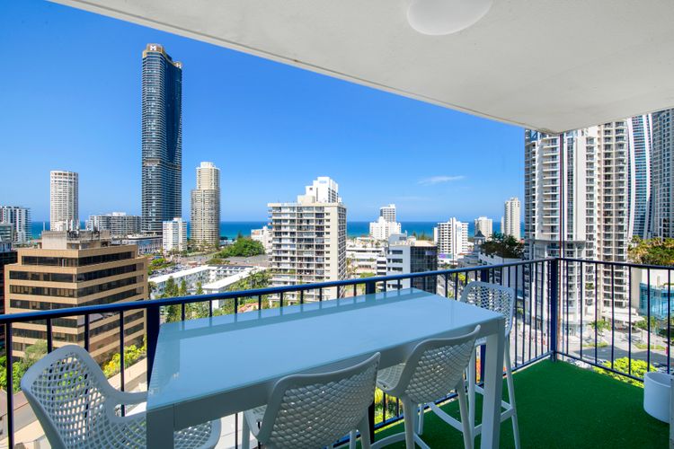 Large Waterfront Apartment in Surfers Paradise
