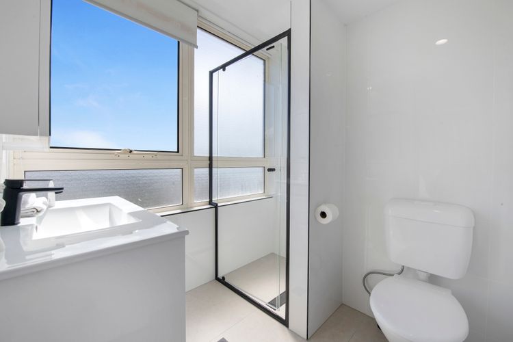 Large Waterfront Apartment in Surfers Paradise