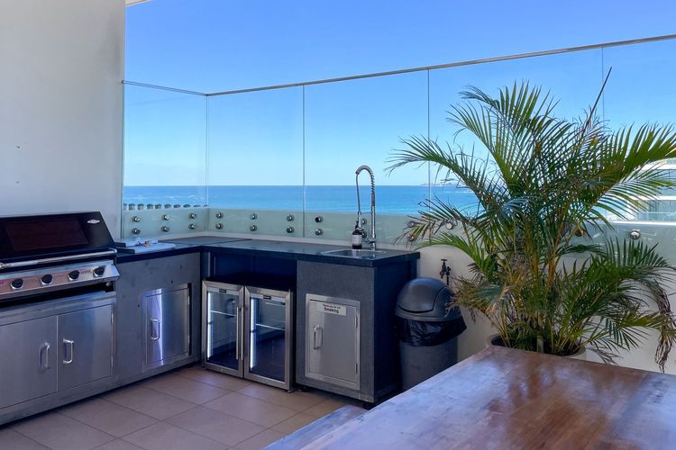 Beachfront Access & Rooftop Pool Views 2BR