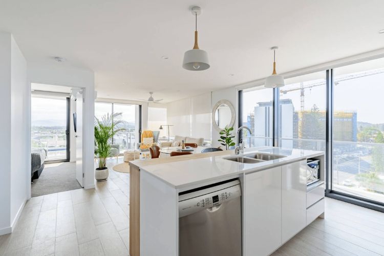 Beachfront Access & Rooftop Pool Views 2BR