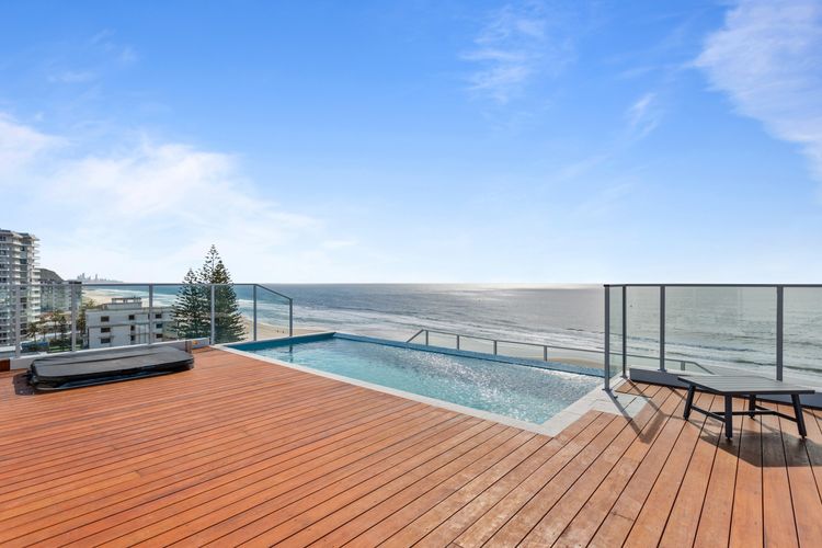 Beachfront Access & Rooftop Pool Views 2BR