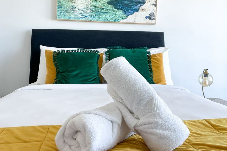 Beachfront Access & Rooftop Pool Views 2BR