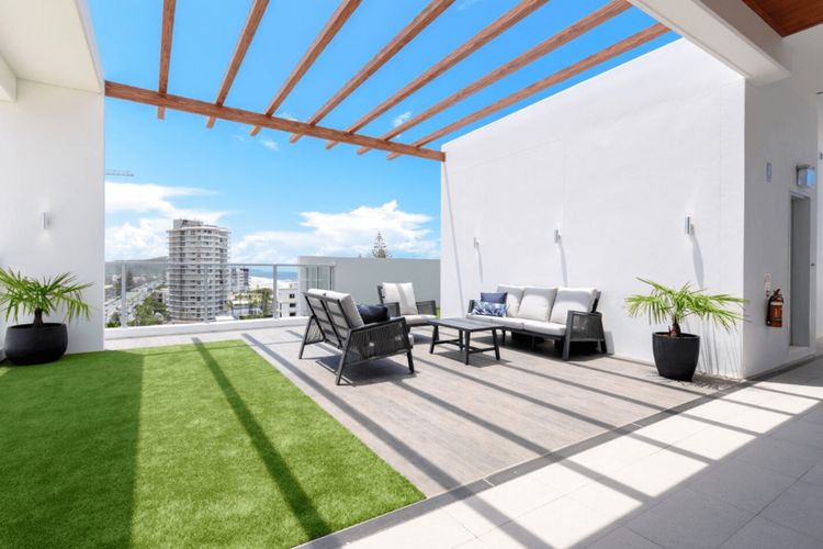 Beachfront Access & Rooftop Pool Views 2BR