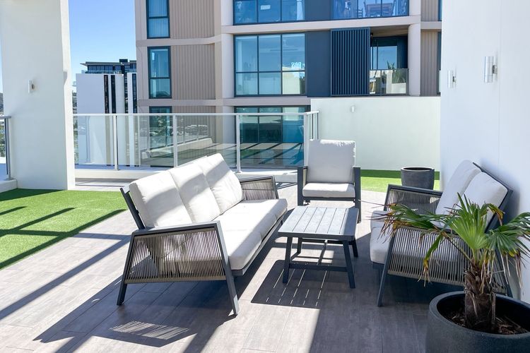 Beachfront Access & Rooftop Pool Views 2BR