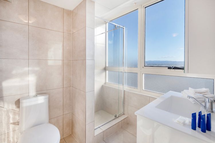 Spacious 3 Bedroom Apartment in Surfers Paradise