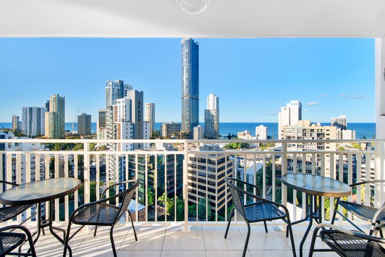 Spacious 3 Bedroom Apartment in Surfers Paradise
