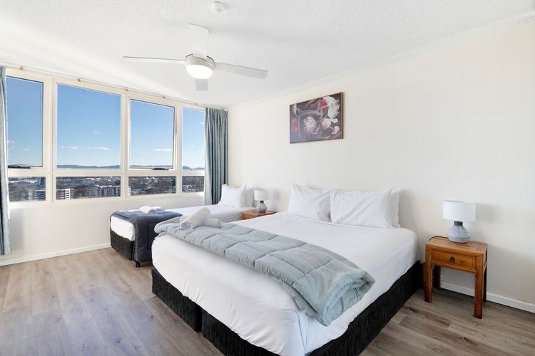 Spacious 3 Bedroom Apartment in Surfers Paradise