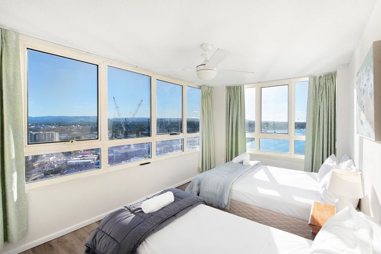 Spacious 3 Bedroom Apartment in Surfers Paradise