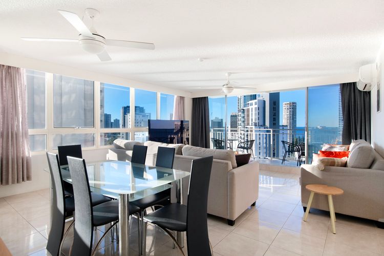 Spacious 3 Bedroom Apartment in Surfers Paradise