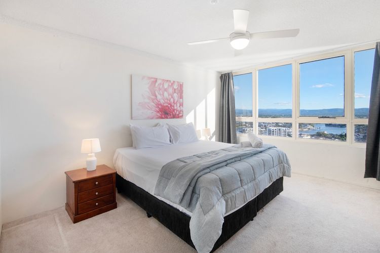 Spacious 3 Bedroom Apartment in Surfers Paradise