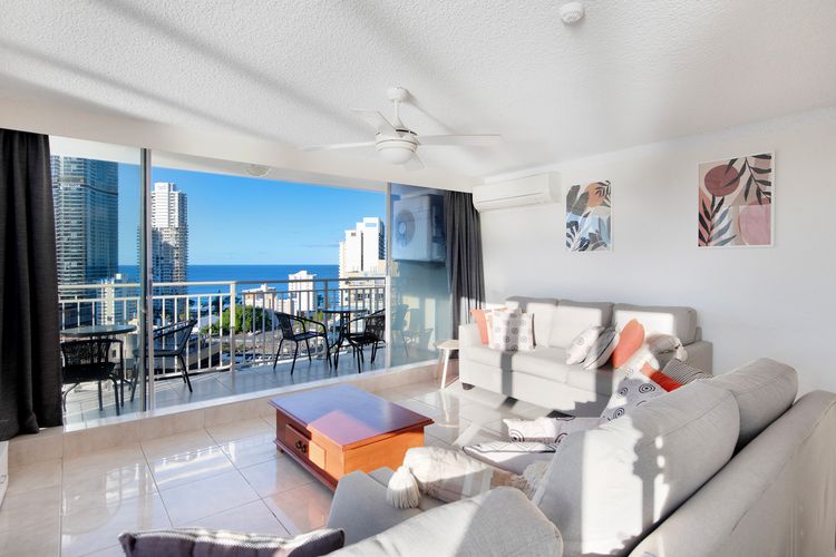 Spacious 3 Bedroom Apartment in Surfers Paradise