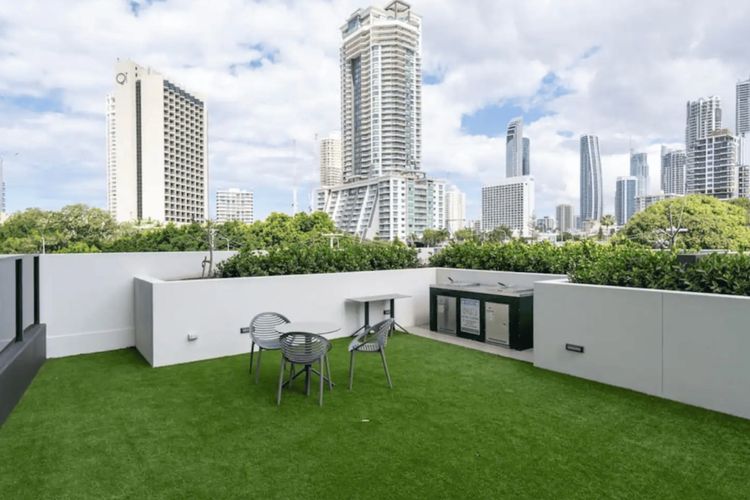 Couples Escape in Ruby Surfers Paradise