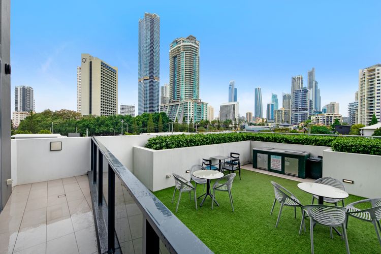 Couples Escape in Ruby Surfers Paradise