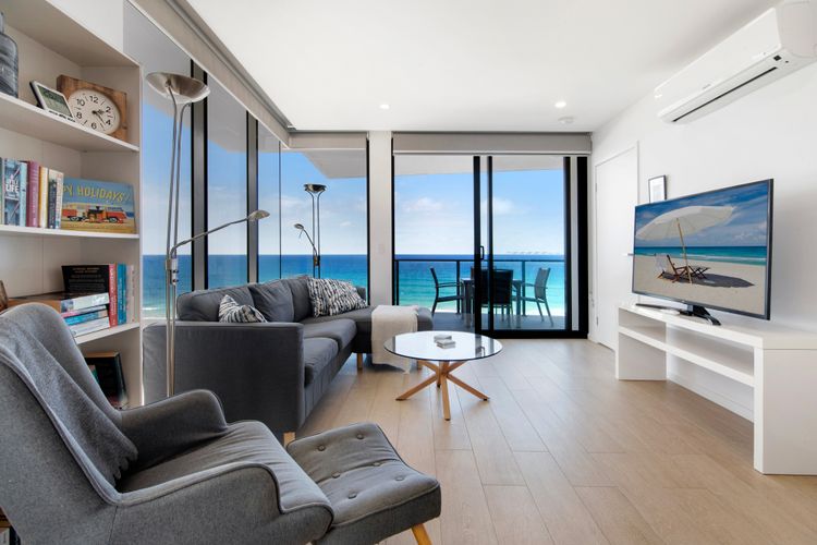 Ocean Views Apartment with Rooftop Pool
