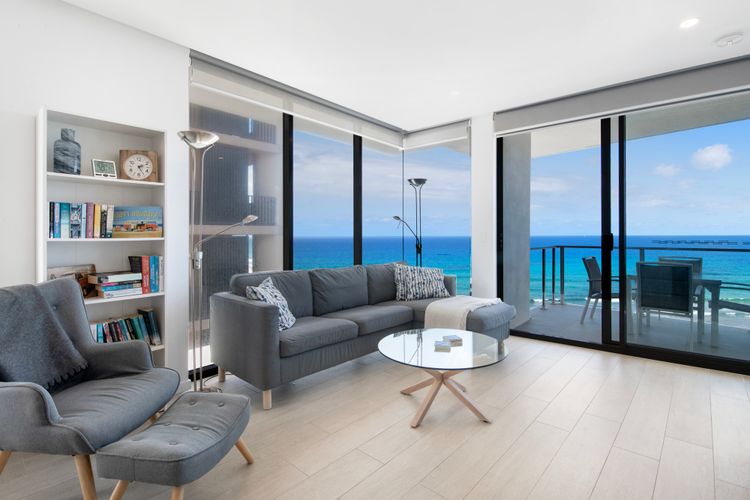 Ocean Views Apartment with Rooftop Pool