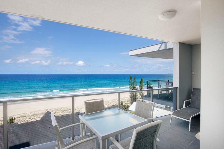 Ocean Views Apartment with Rooftop Pool