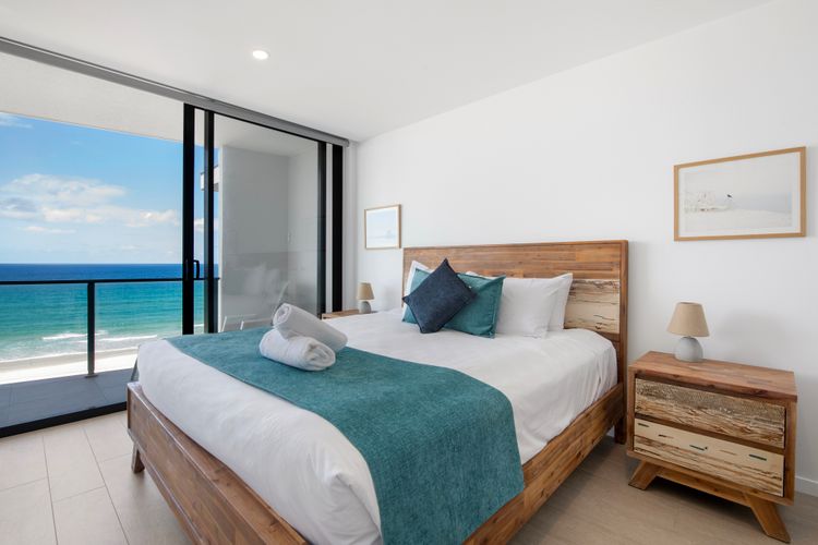 Ocean Views Apartment with Rooftop Pool