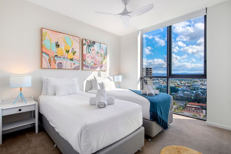 2 Bedroom Broadbeach Stay – Walk to Beach