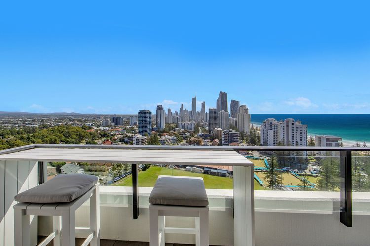 2 Bedroom Broadbeach Stay – Walk to Beach