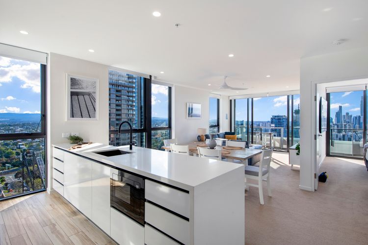 2 Bedroom Broadbeach Stay – Walk to Beach