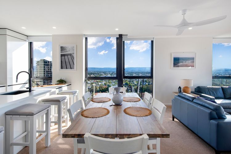 2 Bedroom Broadbeach Stay – Walk to Beach
