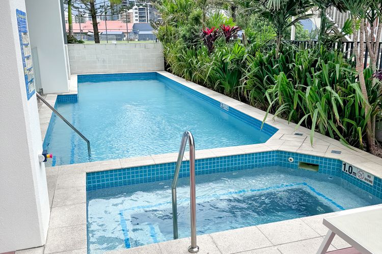 2 Bedroom Broadbeach Stay – Walk to Beach