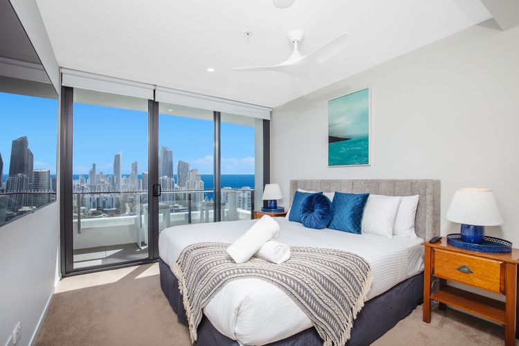 2 Bedroom Broadbeach Stay – Walk to Beach
