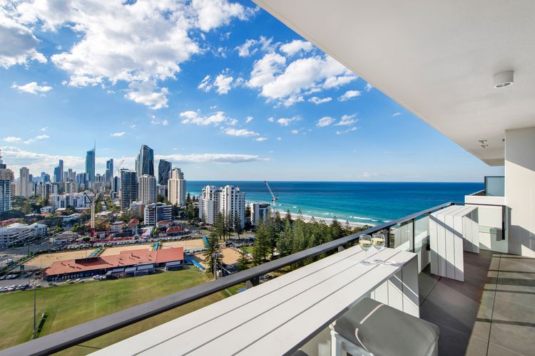 2 Bedroom Broadbeach Stay – Walk to Beach