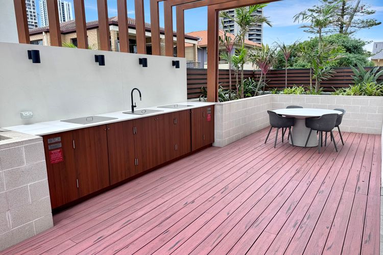 2 Bedroom Broadbeach Stay – Walk to Beach