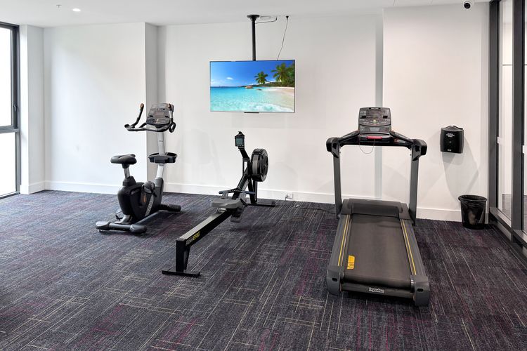 2 Bedroom Broadbeach Stay – Walk to Beach