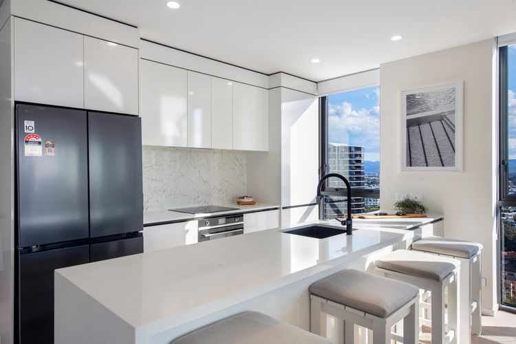 2 Bedroom Broadbeach Stay – Walk to Beach