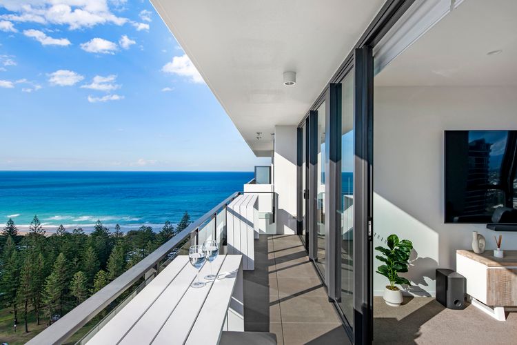 2 Bedroom Broadbeach Stay – Walk to Beach