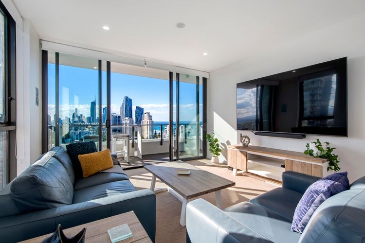 2 Bedroom Broadbeach Stay – Walk to Beach