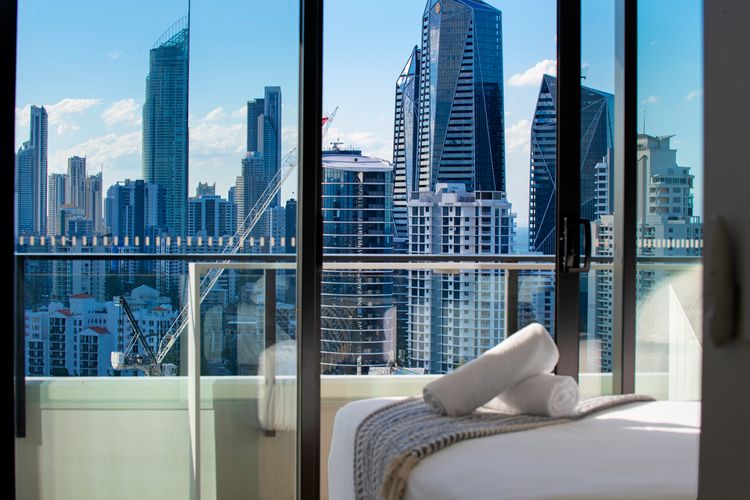 2 Bedroom Broadbeach Stay – Walk to Beach