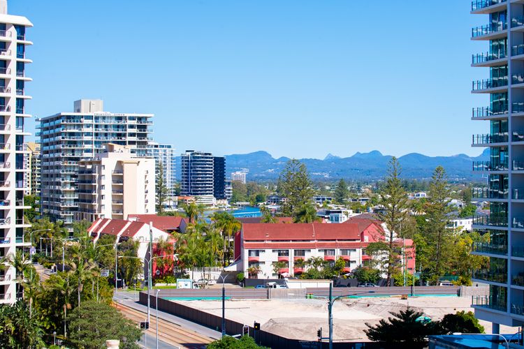 Coastal Comfort in Surfers. 1BR + Study