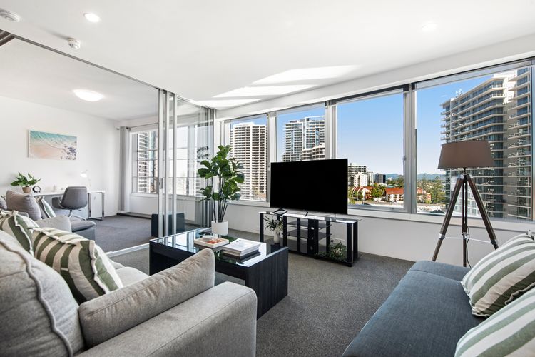 Coastal Comfort in Surfers. 1BR + Study