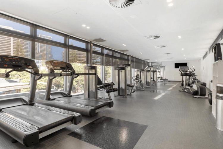 Coastal Comfort in Surfers. 1BR + Study