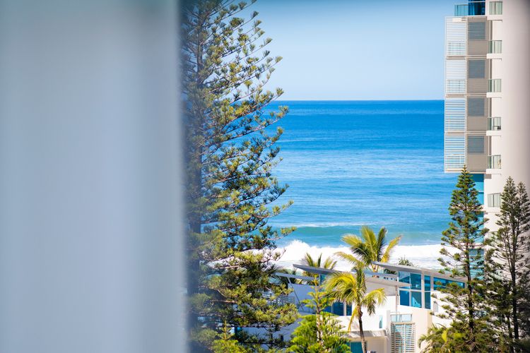 Coastal Comfort in Surfers. 1BR + Study