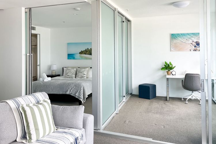 Coastal Comfort in Surfers. 1BR + Study