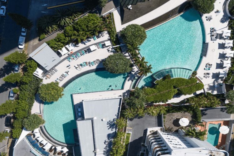 Coastal Comfort in Surfers. 1BR + Study