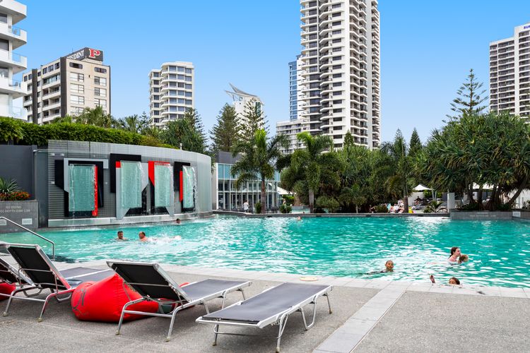 Coastal Comfort in Surfers. 1BR + Study