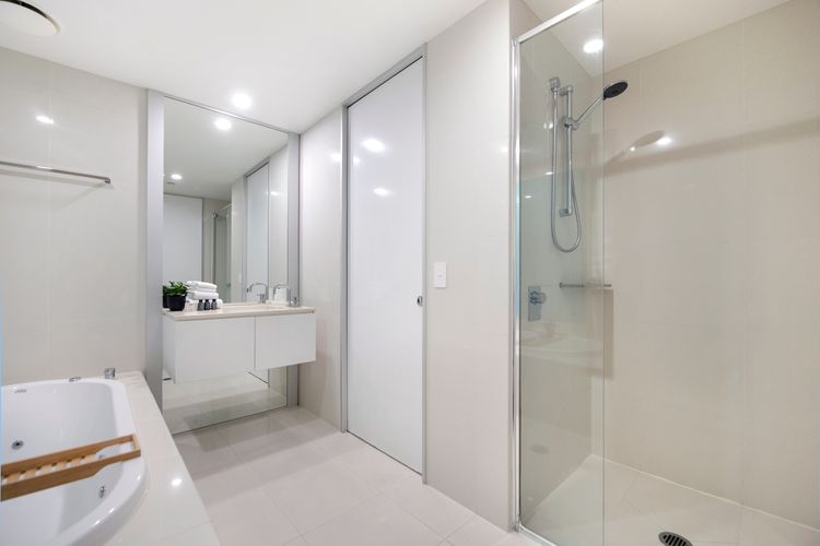 Coastal Comfort in Surfers. 1BR + Study