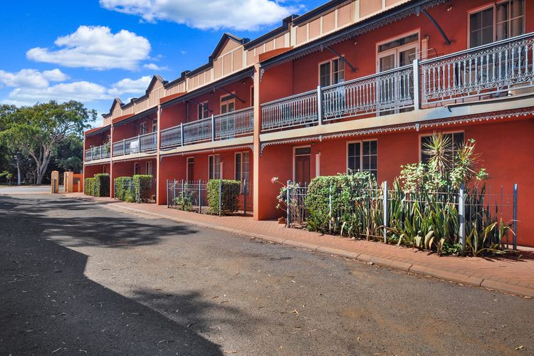 Ample Anderson Ground Level 2×1